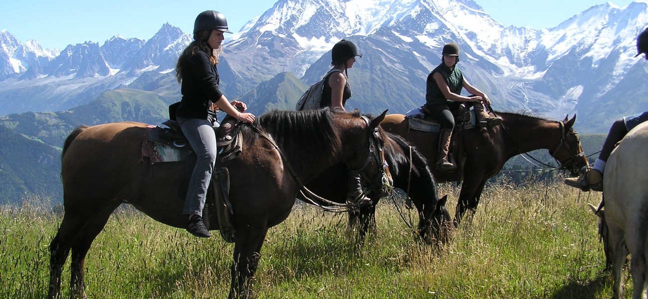 Equitation devant une chaîne de montagne